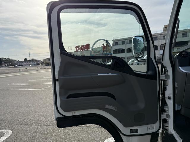 キャンター 積載車　セキサイシャ　キャリアカー　車輌運搬車　キャンターカスタム　ユニックネオ５　ＵＣ－３５（２０２１年式）　ラジコン　Ｂｌｕｅｔｏｏｔｈオーディオ　スマートキー　積載量３１５０キロ　荷台寸法　長さ５７０　幅２０７　メッキバンパー　左右開閉あおり（72枚目）