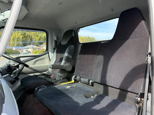 キャンター 積載車　セキサイシャ　キャリアカー　車輌運搬車　キャンターカスタム　ユニックネオ５　ＵＣ－３５（２０２１年式）　ラジコン　Ｂｌｕｅｔｏｏｔｈオーディオ　スマートキー　積載量３１５０キロ　荷台寸法　長さ５７０　幅２０７　メッキバンパー　左右開閉あおり（76枚目）