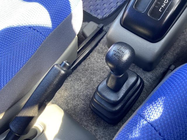 ジムニー ＦＩＳフリースタイルワールドカップリミテッド　４ＷＤ　キーレスエントリー　ターボ　ＡＴ　ＡＢＳ　ＵＳＢ　ミュージックプレイヤー接続可　ルーフレール　アルミホイール　衝突安全ボディ　エアコン　パワーウィンドウ　運転席エアバッグ　助手席エアバッグ（6枚目）