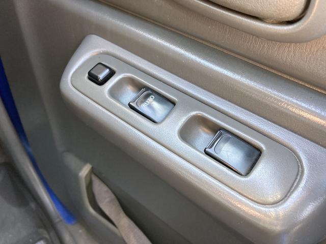 ジムニー ＦＩＳフリースタイルワールドカップリミテッド　４ＷＤ　キーレスエントリー　ターボ　ＡＴ　ＡＢＳ　ＵＳＢ　ミュージックプレイヤー接続可　ルーフレール　アルミホイール　衝突安全ボディ　エアコン　パワーウィンドウ　運転席エアバッグ　助手席エアバッグ（10枚目）