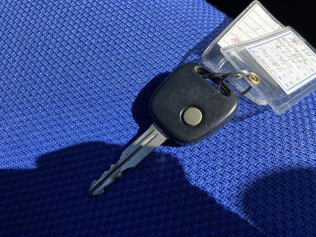 ジムニー ＦＩＳフリースタイルワールドカップリミテッド　４ＷＤ　キーレスエントリー　ターボ　ＡＴ　ＡＢＳ　ＵＳＢ　ミュージックプレイヤー接続可　ルーフレール　アルミホイール　衝突安全ボディ　エアコン　パワーウィンドウ　運転席エアバッグ　助手席エアバッグ（13枚目）