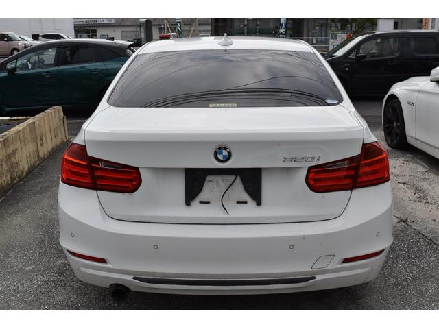 ３シリーズ ３２０ｉ　スポーツ　スマートキー　プッシュスタート　ステアリングスイッチ　サンルーフ　バックカメラ　リアエアコン（10枚目）