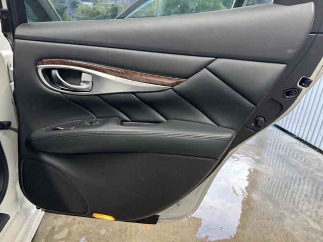 フーガ ３７０ＧＴ　ハーフレザーシート／スマートキー／純正ナビ／バックモニター／　衝突安全ボディ　ＥＳＣ　オットマン　電動格納ミラー　エアコン　ＵＳＢ　ナビ　スマートキー　パワーシート　盗難防止システム　ＥＴＣ車載器（35枚目）