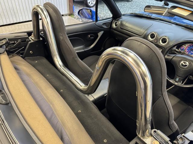 ロードスター マツダスピードロードスター　オープンカー　ＭＴ　キーレスエントリー　アルミホイール　衝突安全ボディ　ＡＢＳ　ＣＤ　エアコン　パワーステアリング　パワーウィンドウ（11枚目）