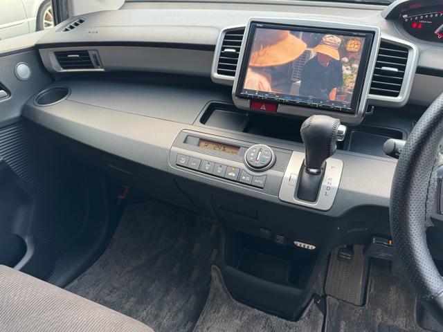 フリード Ｇ　ジャストセレクション　８インチＳＤナビ／地デジ／ＤＶＤ再生／禁煙車／ＥＴＣ　／後席モニター／両電動パワスラ／クルコン／地デジ／ＤＶＤ／　ＨＩＤヘッドライト／バックカメラ／ＥＴＣ／電格ミラー／（11枚目）
