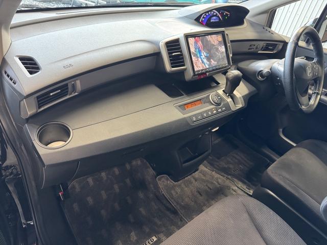 フリード Ｇ　ジャストセレクション　８インチＳＤナビ／地デジ／ＤＶＤ再生／禁煙車／ＥＴＣ　／後席モニター／両電動パワスラ／クルコン／地デジ／ＤＶＤ／　ＨＩＤヘッドライト／バックカメラ／ＥＴＣ／電格ミラー／（35枚目）