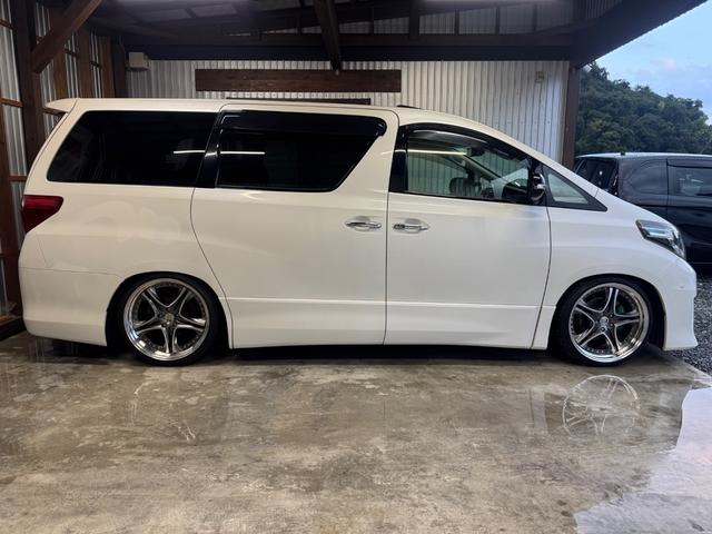 アルファード ３５０Ｓ　Ｃパッケージ　後期仕様／サンルーフ／ナビ／ＴＶ／バックカメラ／社外アルミホイール／車高調／社外マフラー／後席モニター／パワーバックドア／両側パワースライドドア／ＥＴＣ／（4枚目）