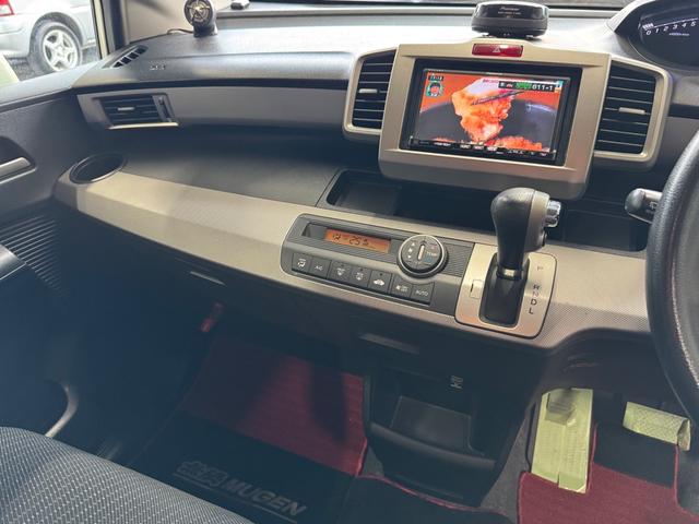 フリードハイブリッド ジャストセレクション　ＳＤナビ／ＴＶ／ＤＶＤ再生／Ｂｌｕｅｔｏｏｔｈオーディオ／バックカメラ／無限グリル／マット／スマートキー／（12枚目）