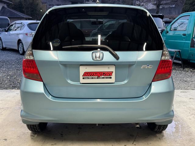 フィット １．５Ａ　５速ＭＴ／キーレス／ＣＤオーディオ／（3枚目）