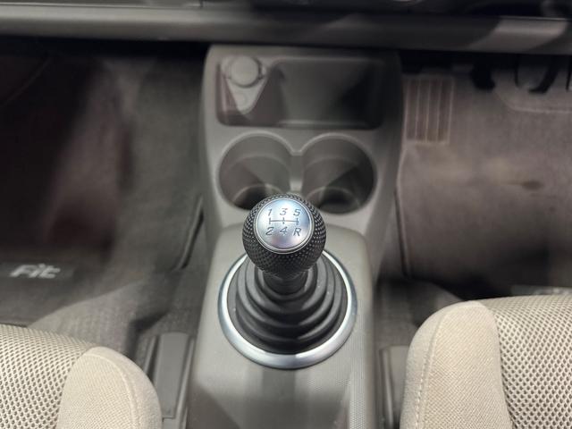 フィット １．５Ａ　５速ＭＴ／キーレス／ＣＤオーディオ／（12枚目）