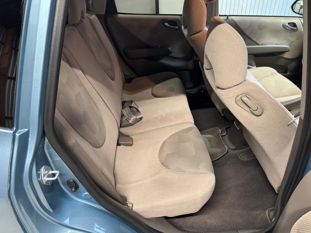 フィット １．５Ａ　５速ＭＴ／キーレス／ＣＤオーディオ／（16枚目）