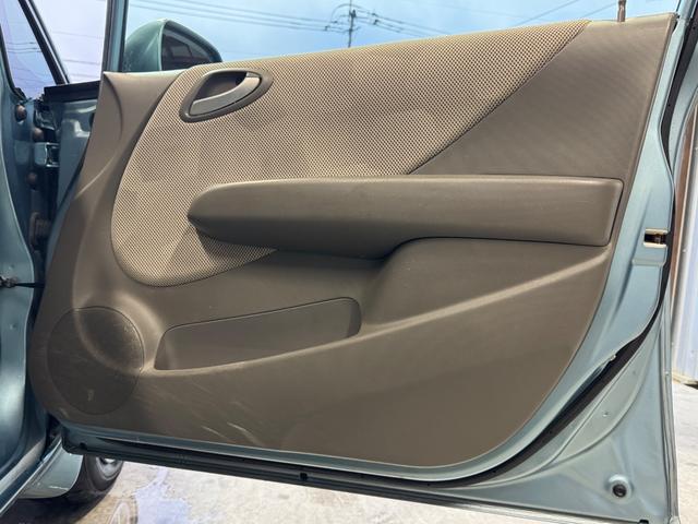 フィット １．５Ａ　５速ＭＴ／キーレス／ＣＤオーディオ／（32枚目）