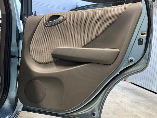 フィット １．５Ａ　５速ＭＴ／キーレス／ＣＤオーディオ／（33枚目）