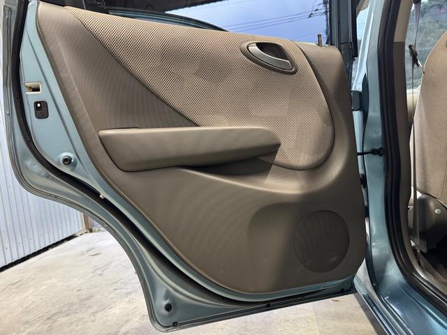 フィット １．５Ａ　５速ＭＴ／キーレス／ＣＤオーディオ／（35枚目）