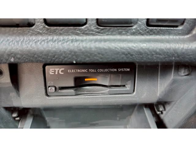 エルグランド ３５０ハイウェイスターアーバンクロム　ＥＴＣ　全周囲カメラ　ナビ　ＴＶ　クリアランスソナー　両側電動スライドドア　ＨＩＤ　電動リアゲート　スマートキー　電動格納ミラー　３列シート　ＣＶＴ　アルミホイール　ＣＤ　ミュージックプレイヤー接続可（11枚目）