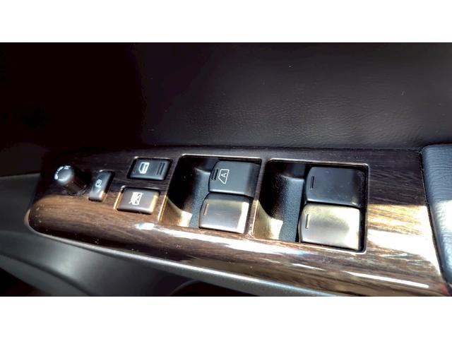 エルグランド ３５０ハイウェイスターアーバンクロム　ＥＴＣ　全周囲カメラ　ナビ　ＴＶ　クリアランスソナー　両側電動スライドドア　ＨＩＤ　電動リアゲート　スマートキー　電動格納ミラー　３列シート　ＣＶＴ　アルミホイール　ＣＤ　ミュージックプレイヤー接続可（75枚目）