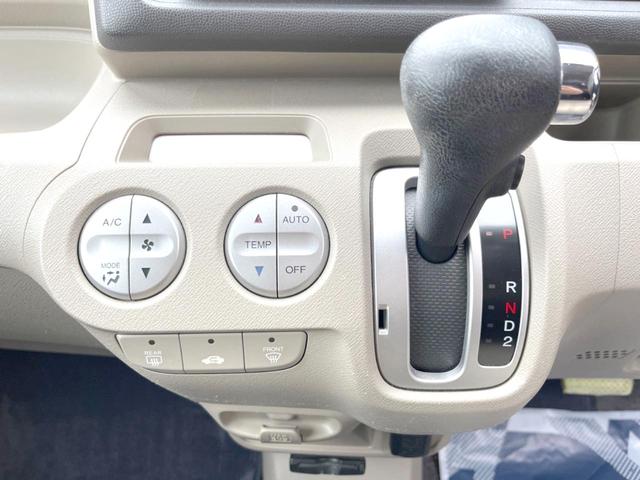 オートエアコン】一度お好みの温度に設定すれば、車内の温度を検知し風量や温度を自動で調整。暑い…寒い…と何度もスイッチ操作をする必要はありません。快適な車内空間には必須の機能ですね♪