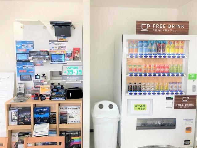 プリウス Ａツーリングセレクション　フルエアロ　パノラミックビューモニ　禁煙車　レザー調シート　　ドラレコ　コーナーセンサー　スマートキー　ＬＥＤヘッド　ＥＴＣ　クルコン　車線逸脱警報　オートライト　オートエアコン（77枚目）