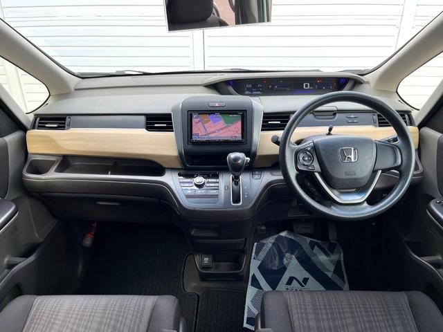 フリード G 両側電動ドア バックカメラ スマートキー ビルトインETC オートエアコン Bluetooth CD DVD再生 地デジ 横滑り防止装置 電動格納ミラー アイドリングストップ ドアバイザー(2枚目)