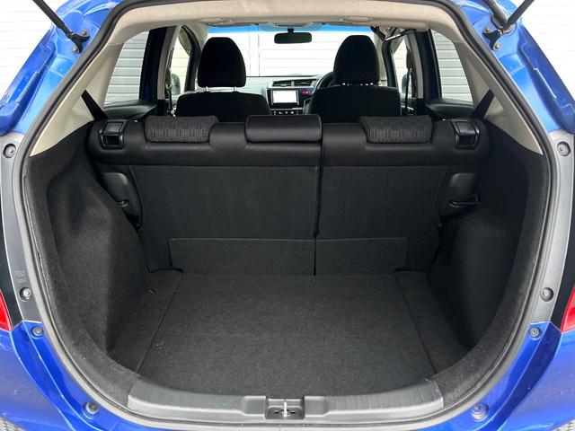 フィット 13G・Lパッケージ 禁煙車 スマートキー ビルトインETC オートライト オートエアコン Bluetooth CD DVD再生 地デジ バックカメラ 横滑り防止装置 電動格納ミラー ドアバイザー パワーウインドウ(10枚目)