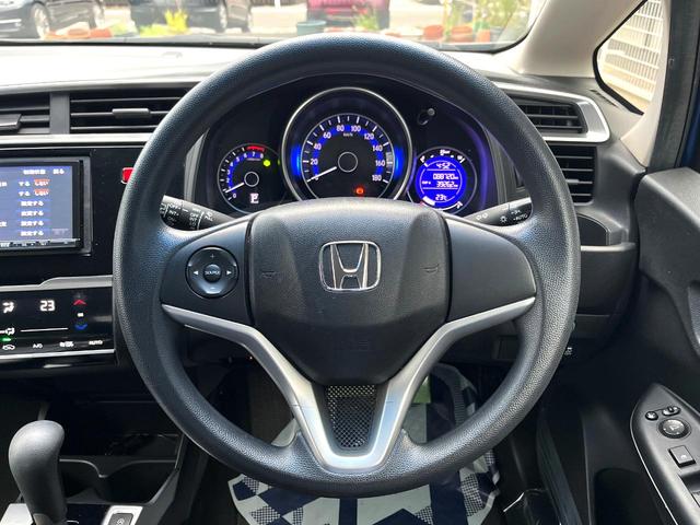 フィット 13G・Lパッケージ 禁煙車 スマートキー ビルトインETC オートライト オートエアコン Bluetooth CD DVD再生 地デジ バックカメラ 横滑り防止装置 電動格納ミラー ドアバイザー パワーウインドウ(11枚目)