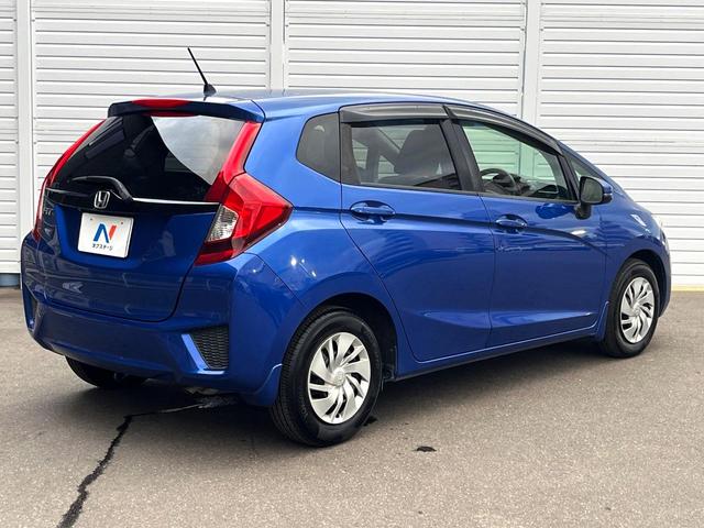 フィット 13G・Lパッケージ 禁煙車 スマートキー ビルトインETC オートライト オートエアコン Bluetooth CD DVD再生 地デジ バックカメラ 横滑り防止装置 電動格納ミラー ドアバイザー パワーウインドウ(17枚目)