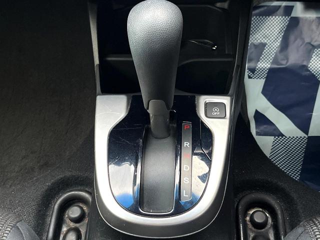 フィット 13G・Lパッケージ 禁煙車 スマートキー ビルトインETC オートライト オートエアコン Bluetooth CD DVD再生 地デジ バックカメラ 横滑り防止装置 電動格納ミラー ドアバイザー パワーウインドウ(22枚目)