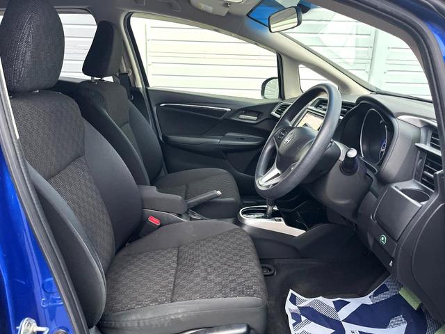 フィット 13G・Lパッケージ 禁煙車 スマートキー ビルトインETC オートライト オートエアコン Bluetooth CD DVD再生 地デジ バックカメラ 横滑り防止装置 電動格納ミラー ドアバイザー パワーウインドウ(27枚目)