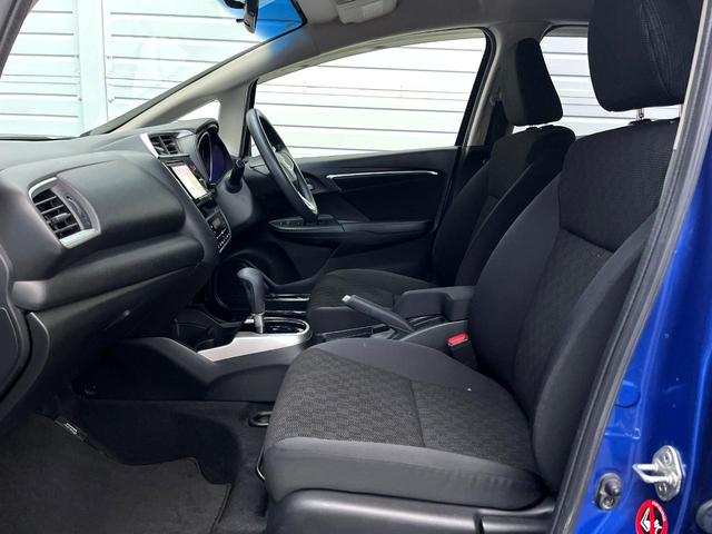 フィット 13G・Lパッケージ 禁煙車 スマートキー ビルトインETC オートライト オートエアコン Bluetooth CD DVD再生 地デジ バックカメラ 横滑り防止装置 電動格納ミラー ドアバイザー パワーウインドウ(29枚目)