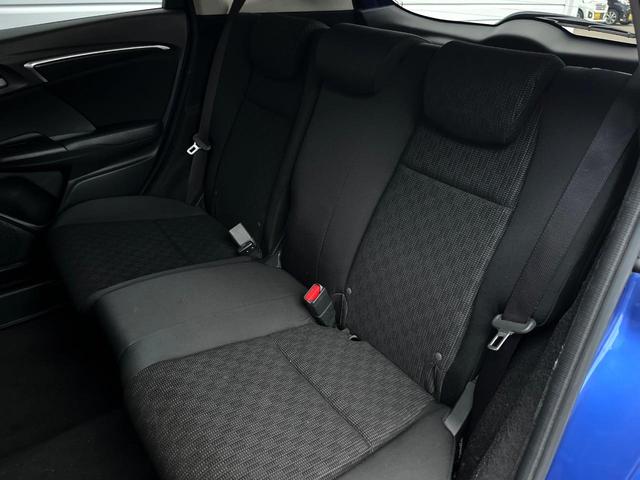 フィット 13G・Lパッケージ 禁煙車 スマートキー ビルトインETC オートライト オートエアコン Bluetooth CD DVD再生 地デジ バックカメラ 横滑り防止装置 電動格納ミラー ドアバイザー パワーウインドウ(31枚目)