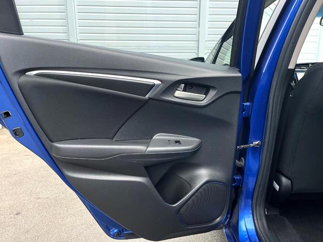 フィット 13G・Lパッケージ 禁煙車 スマートキー ビルトインETC オートライト オートエアコン Bluetooth CD DVD再生 地デジ バックカメラ 横滑り防止装置 電動格納ミラー ドアバイザー パワーウインドウ(34枚目)