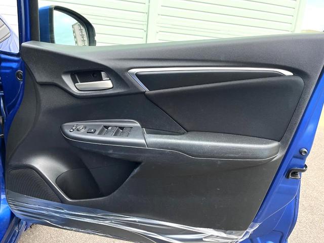 フィット 13G・Lパッケージ 禁煙車 スマートキー ビルトインETC オートライト オートエアコン Bluetooth CD DVD再生 地デジ バックカメラ 横滑り防止装置 電動格納ミラー ドアバイザー パワーウインドウ(37枚目)