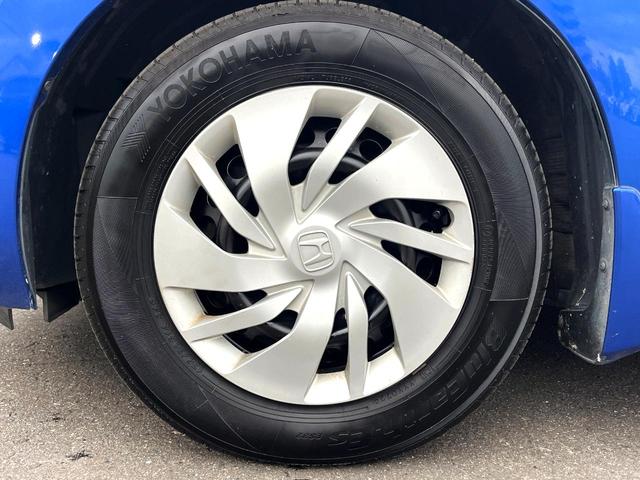フィット 13G・Lパッケージ 禁煙車 スマートキー ビルトインETC オートライト オートエアコン Bluetooth CD DVD再生 地デジ バックカメラ 横滑り防止装置 電動格納ミラー ドアバイザー パワーウインドウ(42枚目)