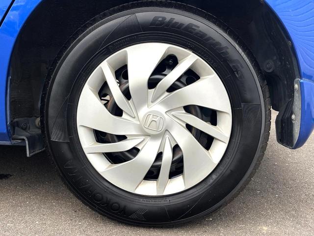 フィット 13G・Lパッケージ 禁煙車 スマートキー ビルトインETC オートライト オートエアコン Bluetooth CD DVD再生 地デジ バックカメラ 横滑り防止装置 電動格納ミラー ドアバイザー パワーウインドウ(43枚目)