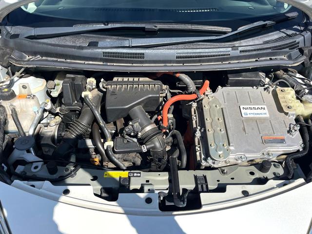 ノート ｅ－パワー　メダリスト　純正ＳＤナビ　衝突被害軽減システム　禁煙車　ハーフレザーシート　スマートキー　オートライト　オートエアコン　純正１５インチアルミ　Ｂｌｕｅｔｏｏｔｈ　ＣＤ　ＤＶＤ再生　フルセグ（18枚目）