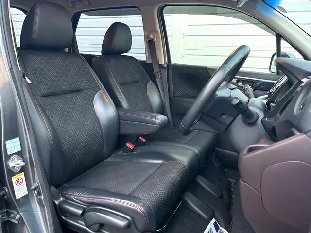 【ハーフレザーシート】高級感と座り心地を両立した人気のシート♪背面・座面のファブリック素材は、通気性の良さや滑りにくさに優れています。気温や服装に左右されず快適にお乗りいただけます。