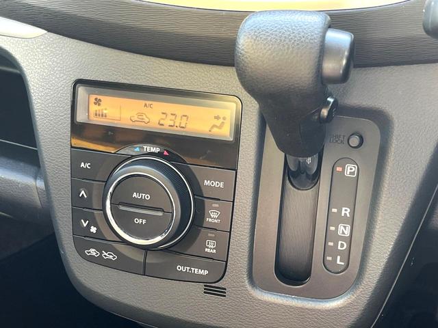 【オートエアコン】一度お好みの温度に設定すれば、車内の温度を検知し風量や温度を自動で調整。暑い…寒い…と何度もスイッチ操作をする必要はありません。快適な車内空間には必須の機能ですね♪