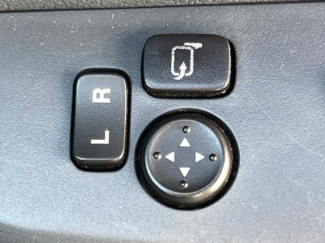 【電動格納ミラー】サイドミラーは電動格納式となっており、狭い駐車場でもキズがつくリスクを抑えられます。