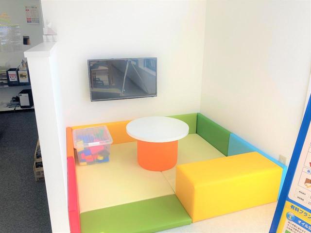 大きなキッズスペースも完備！小さなお子様連れでも、ゆっくりとお車探しをお楽しみいただけます。