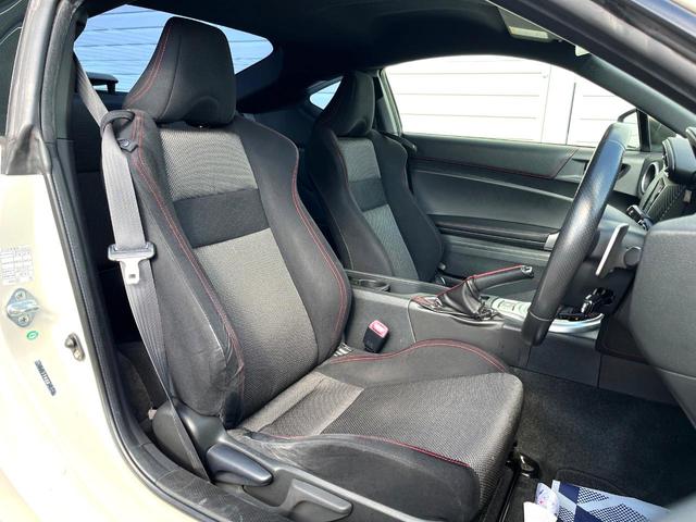 ８６ ＧＴ　バックカメラ　禁煙車　ドラレコ　スマートキー　ＨＩＤヘッド　ＥＴＣ　クルコン　純正１７インチアルミ　デュアルエアコン　Ｂｌｕｅｔｏｏｔｈ　ＣＤ　ＤＶＤ再生　フルセグ　パドルシフト（9枚目）