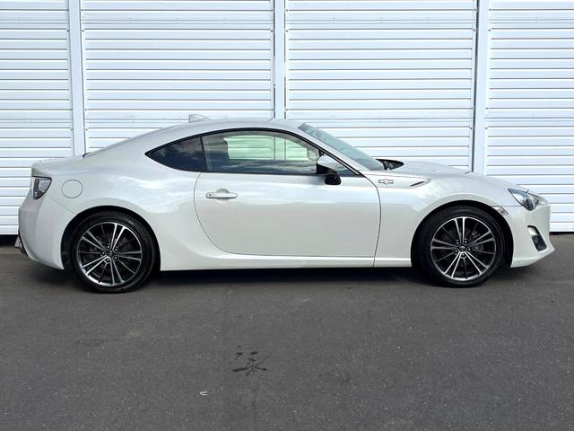 ８６ ＧＴ　バックカメラ　禁煙車　ドラレコ　スマートキー　ＨＩＤヘッド　ＥＴＣ　クルコン　純正１７インチアルミ　デュアルエアコン　Ｂｌｕｅｔｏｏｔｈ　ＣＤ　ＤＶＤ再生　フルセグ　パドルシフト（42枚目）