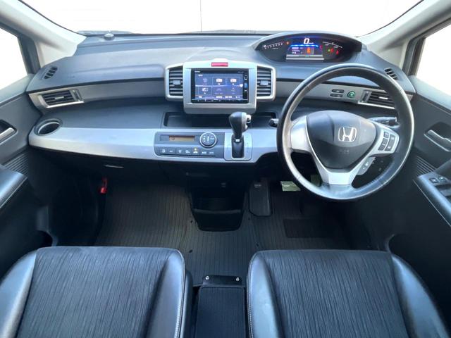 フリードハイブリッド ジャストセレクション　両側電動ドア　純正ＳＤナビ　バックカメラ　禁煙車　スマートキー　ＨＩＤヘッド　ＥＴＣ　クルコン　オートライト　オートエアコン　ＣＤ　ＤＶＤ再生　地デジ（2枚目）