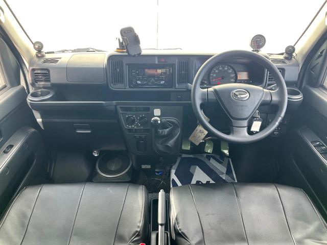 ハイゼットカーゴ クルーズターボＳＡＩＩＩ　４ＷＤ　ＭＴ車　衝突被害軽減システム　ＬＥＤヘッドライト　オートライト　ＣＤ　ＬＥＤフォグ　オートハイビーム　横滑り防止装置　純正アルミホイール　アイドリングストップ　電動格納ミラー（2枚目）