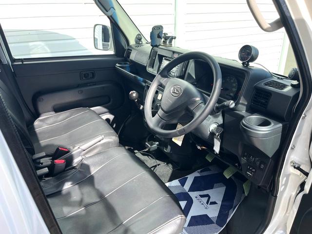 ハイゼットカーゴ クルーズターボＳＡＩＩＩ　４ＷＤ　ＭＴ車　衝突被害軽減システム　ＬＥＤヘッドライト　オートライト　ＣＤ　ＬＥＤフォグ　オートハイビーム　横滑り防止装置　純正アルミホイール　アイドリングストップ　電動格納ミラー（31枚目）