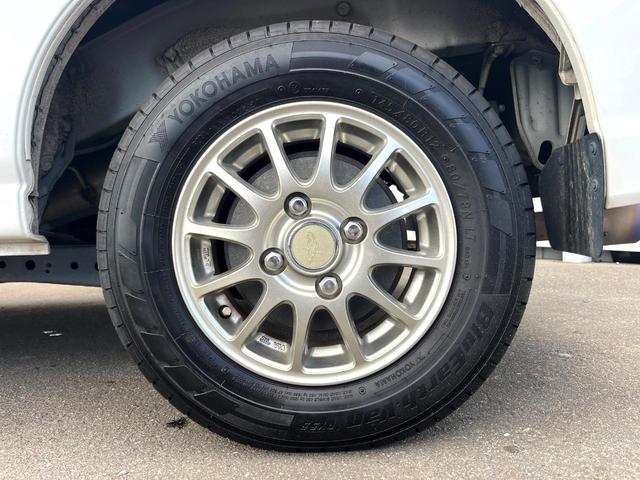 ハイゼットカーゴ クルーズターボＳＡＩＩＩ　４ＷＤ　ＭＴ車　衝突被害軽減システム　ＬＥＤヘッドライト　オートライト　ＣＤ　ＬＥＤフォグ　オートハイビーム　横滑り防止装置　純正アルミホイール　アイドリングストップ　電動格納ミラー（51枚目）