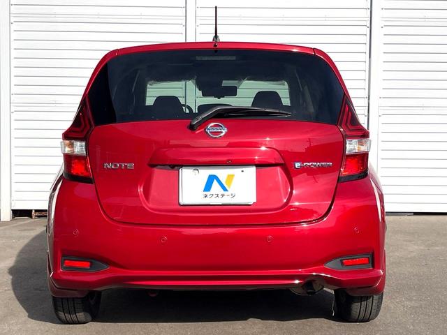 ノート ｅ－パワー　Ｘ　全周囲カメラ　衝突被害軽減システム　禁煙車　ドラレコ　コーナーセンサー　スマートキー　純正１５インチアルミ　車線逸脱警報　オートライト　オートエアコン　Ｂｌｕｅｔｏｏｔｈ　ＣＤ　ＤＶＤ再生　フルセグ（15枚目）
