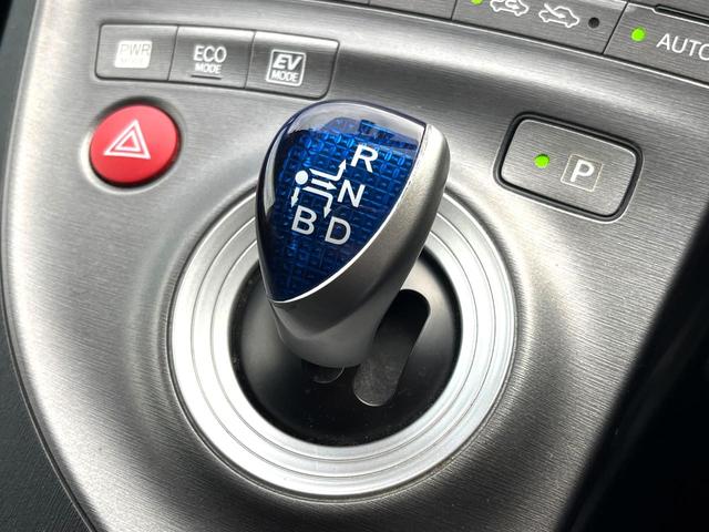 プリウス Ｓ　バックカメラ　スマートキー　ＨＩＤヘッド　ビルトインＥＴＣ　純正１５インチアルミ　オートライト　オートエアコン　Ｂｌｕｅｔｏｏｔｈ　ＣＤ　ＤＶＤ再生　フルセグ（25枚目）