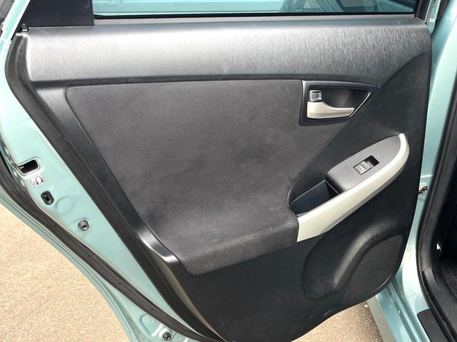 プリウス Ｓ　バックカメラ　スマートキー　ＨＩＤヘッド　ビルトインＥＴＣ　純正１５インチアルミ　オートライト　オートエアコン　Ｂｌｕｅｔｏｏｔｈ　ＣＤ　ＤＶＤ再生　フルセグ（41枚目）