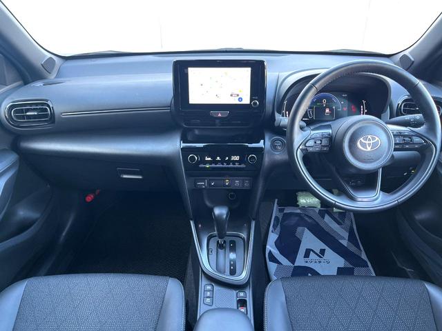 ヤリスクロス ハイブリッドＺ　全周囲カメラ　衝突被害軽減システム　レーダークルーズ　禁煙車　パワーシート　ドラレコ　スマートキー　ＬＥＤヘッド　ビルトインＥＴＣ　純正１８インチアルミ　オートハイビーム　車線逸脱警報　オートライト（2枚目）