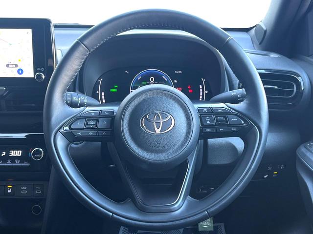 ヤリスクロス ハイブリッドＺ　全周囲カメラ　衝突被害軽減システム　レーダークルーズ　禁煙車　パワーシート　ドラレコ　スマートキー　ＬＥＤヘッド　ビルトインＥＴＣ　純正１８インチアルミ　オートハイビーム　車線逸脱警報　オートライト（11枚目）